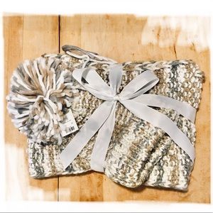 NWT Francesca’s Pom Pom Beanie and Scarf